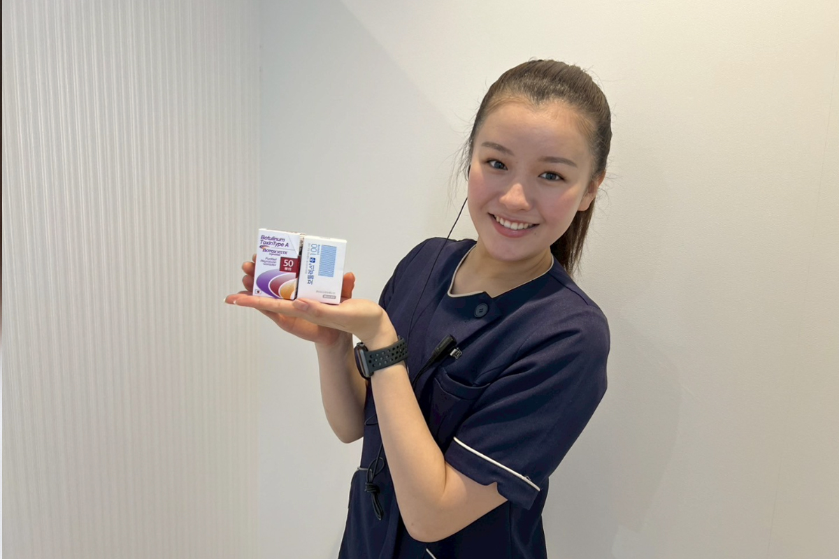 椿クリニックのスタッフがボトックス注射の薬剤の箱を手に微笑んでいる。ボトックスを紹介している写真。