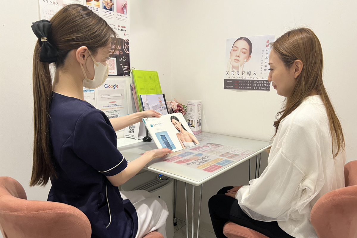 椿クリニックのカウンセリングルームでスタッフと女性がカウンセリングしている様子。