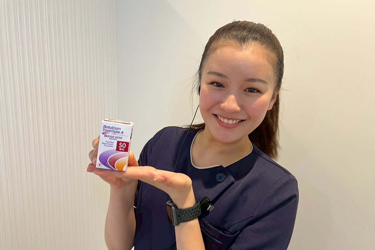 椿クリニックのスタッフが、ボトックス注射の薬剤を手に紹介している写真。