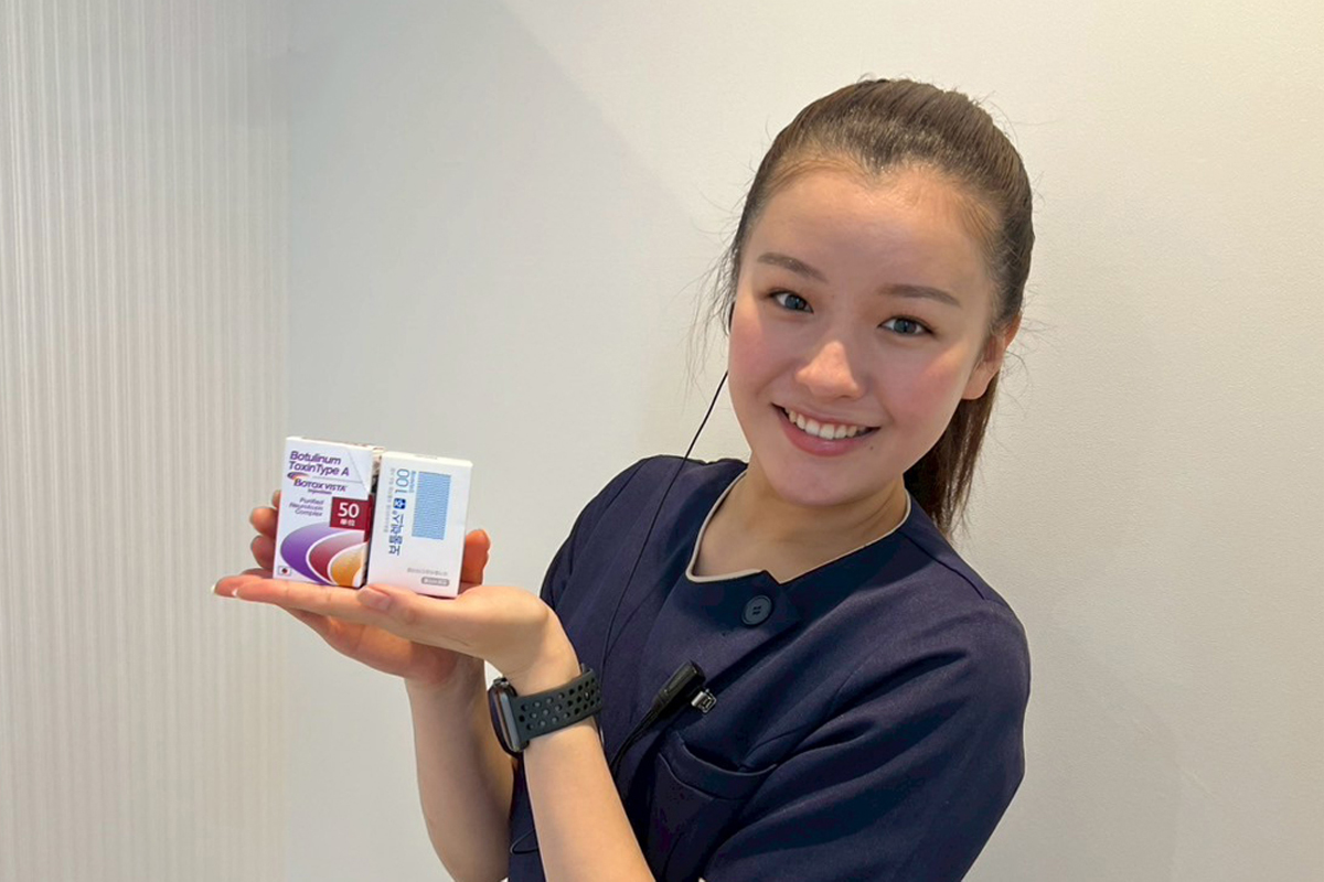 椿クリニックのスタッフが、手に2種類のボトックス注射の薬剤を持ち、紹介している構図。