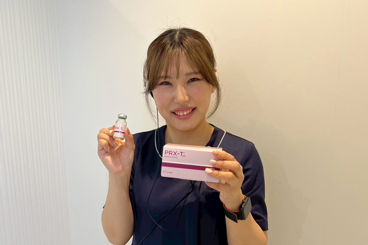 椿クリニックスタッフが、マッサージピールの薬剤とケースを手に微笑んでいる。