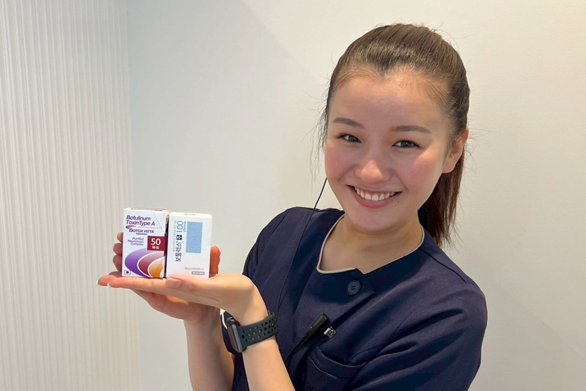 椿クリニックのスタッフが、2種類のボツリヌストキシン製剤のパッケージを手に微笑んでいる、製剤を紹介する画像。
